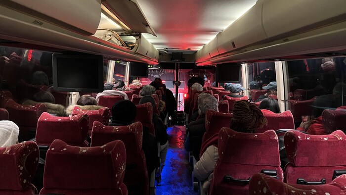 Des personnes assises dans un autobus.