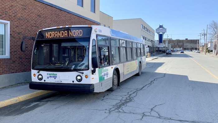 L'autobus de ville qui suit le circuit Noranda Nord est stationné près d'un abribus.