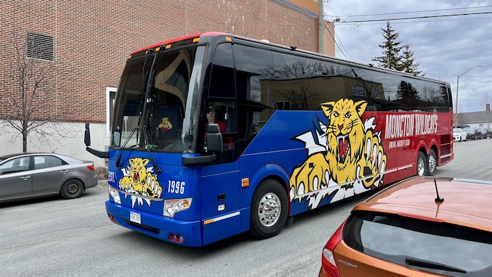 L'autobus des Wildcats de Moncton près de l'aréna Glencore à Rouyn-Noranda.