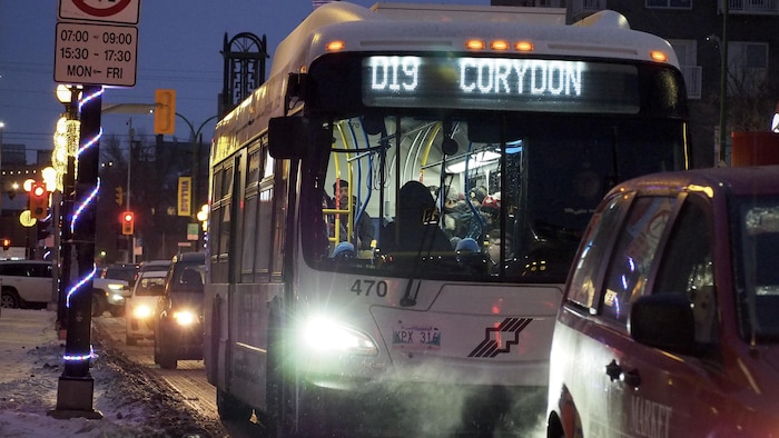 Un autobus est dans un embouteillage, le 18 décembre 2025.