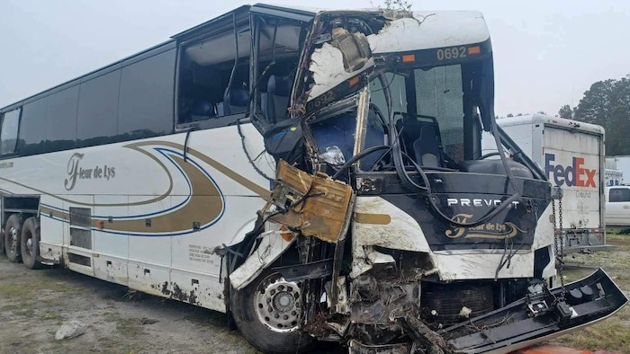Un autocar dont le pare-brise est complètement fracassé à la suite d'un accident.