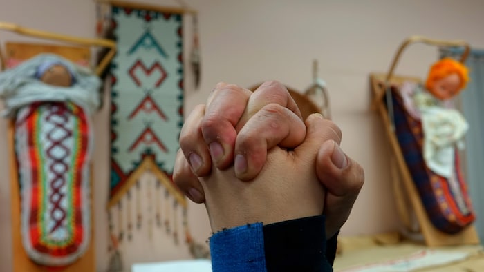 Michaël Petiquay et Kathleen Michel se tiennent par la main. Le couple est passé par le Système d’intervention d’autorité attikamek et dit en ressortir grandi, plus confiant, plus fort.
