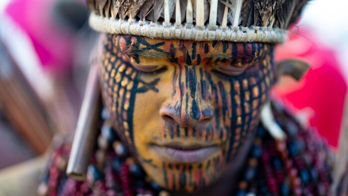 Un Autochtone brésilien avec le visage peint.