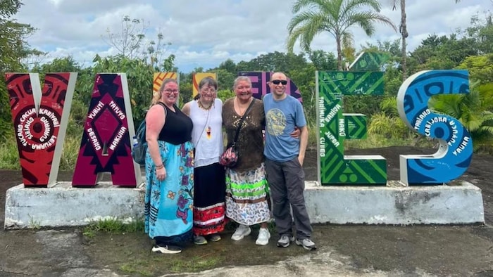 Cari McIlduff, à gauche, l’aînée Denise McKenzie, l’aînée Ethel Starblanket et Juan-Nicolás Peña-Sánchez en Colombie.