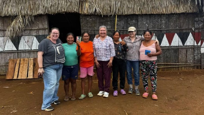 Cari McIlduff, à gauche, l’aînée Ethel Starblanket, au centre, et l’aînée Denise McKenzie, deuxième à partir de la droite, avec un groupe de femmes en Colombie. 