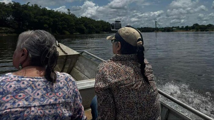 L’aînée Ethel Starblanket, à gauche, et l’aînée Denise McKenzie dans un bateau en direction d’une communauté en Colombie. 