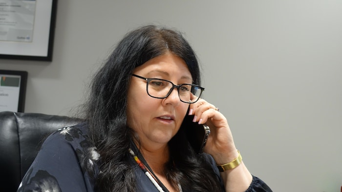 Sonya Gagnier au téléphone.