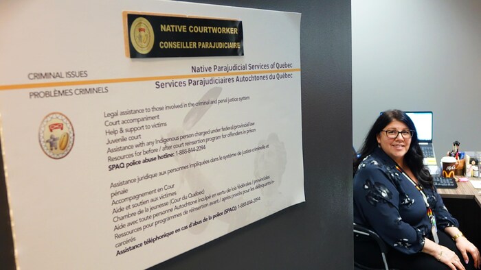Sonya Gagnier est assise à son bureau, sa porte ouverte avec l'inscription conseiller parajudiciaire devant.