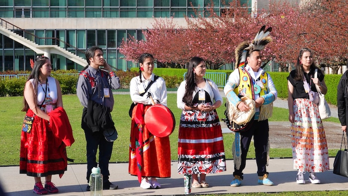 Des jeunes en tenue traditionnelle devant le siège de l'ONU.