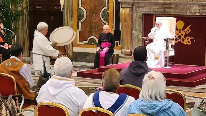رجل يعزف على الطبلة أمام البابا.