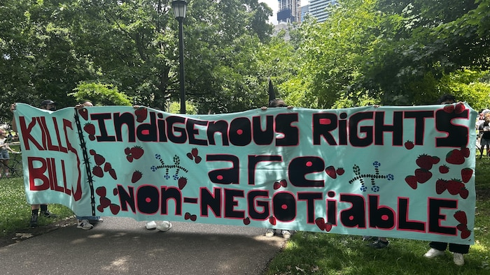 Une grande banderole sur laquelle on réclame le retrait de la « loi 5 ».