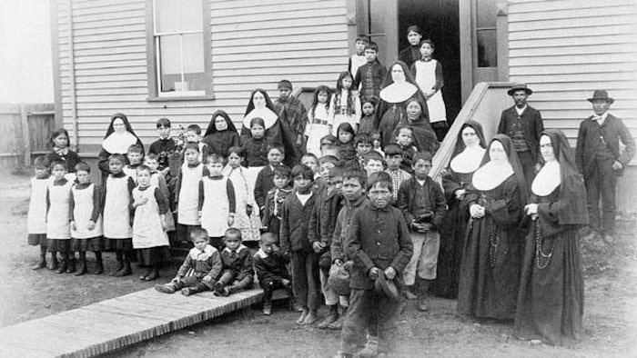 Des élèves d'un pensionnat autochtone à Inukjuak, au Québec, vers 1890 