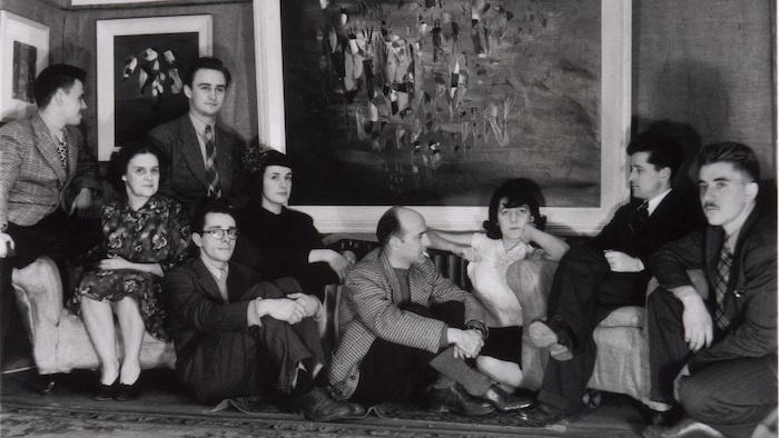 Plusieurs artistes signataires de Refus global sont assis dans le salon des Gauvreau en 1947.