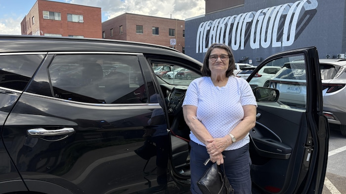 Une automobiliste devant sa voiture à Sudbury. 