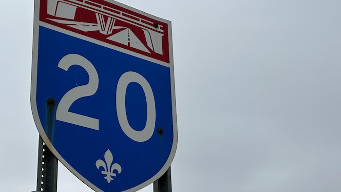 Panneau de l'autoroute 20.