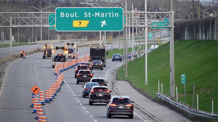 Des voitures circulant sur une autoroute sont déviées sur une voie de desserte.