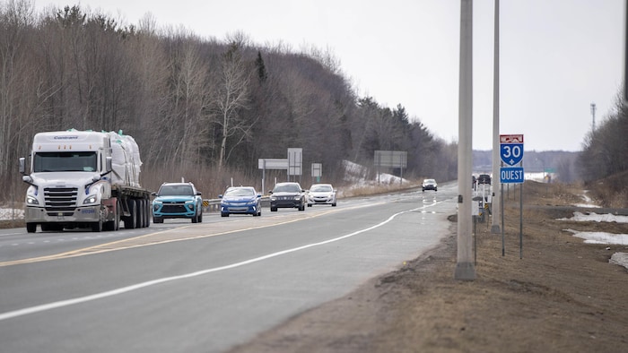 Des véhicules roulent sur l'autoroute 30.