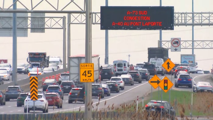 Des files de voitures sur l'autoroute.