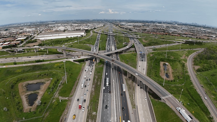 L'autoroute 401 vue des airs.