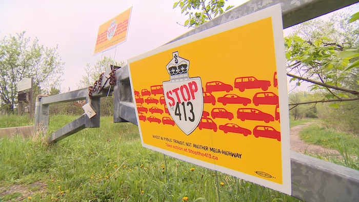 Une affiche du mouvement Stop the 413, qui s'oppose à la construction de l'autoroute 413 dans le Grand Toronto.