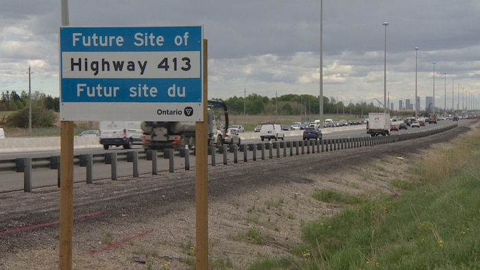Un panneau planté près de l'autoroute 400 annonce le futur site de l'autoroute 413