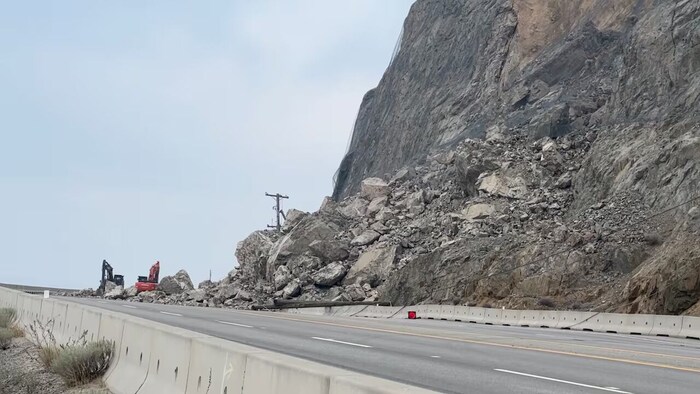 Des rochers et des débris jonchant l'autoroute 97.