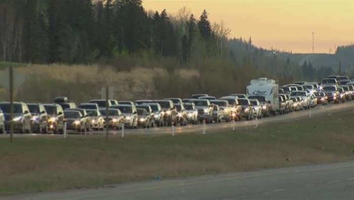 Des voitures font la file pour quitter Fort McMurray, durant l'évacuation rendue nécessaire par un feu de forêt en mai 2016.