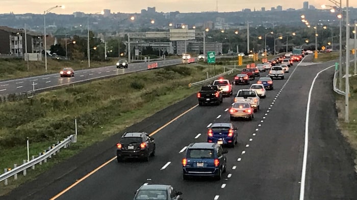Des voitures circulent au ralenti sur l'autoroute Félix-Leclerc, en direction ouest, à la hauteur de Québec.