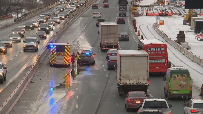 Un camion de pompier et un véhicule de police bloquent deux voies du Gardiner à Toronto, le 23 février 2026.