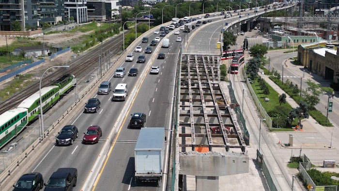 Vue aérienne de la démolition d'une portion de l'autoroute Gardiner.