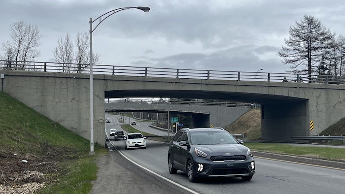 Des voitures circulent sur le rue de la Faune, sous les ponts d'étagement de l'autoroute Laurentienne.