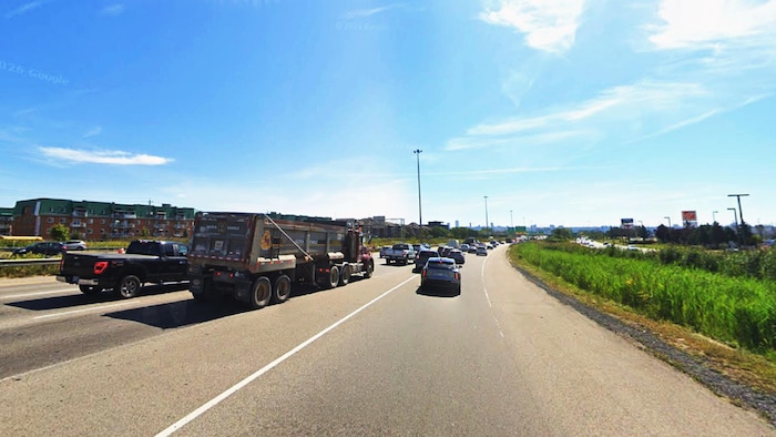 Des voitures circulent au ralenti sur l’autoroute Laurentienne, en direction sud, à l’approche de la sortie menant à l’autoroute Félix-Leclerc.