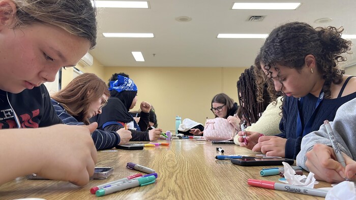 Des jeunes étudiantes qui dessinent.