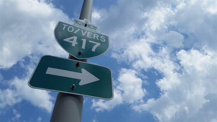 Un panneau annonce l'autoroute 417.