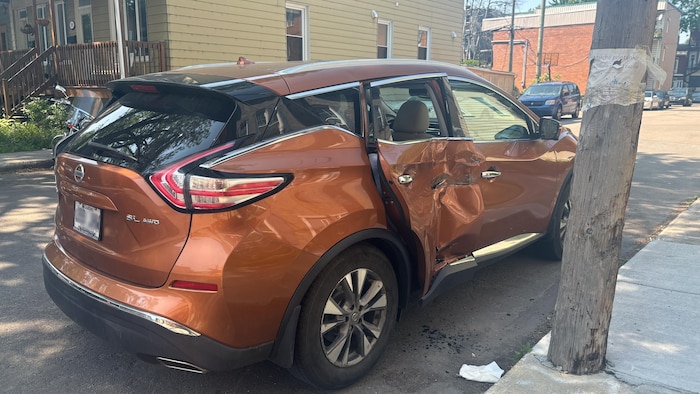 Un véhicule utilitaire sport accidenté.