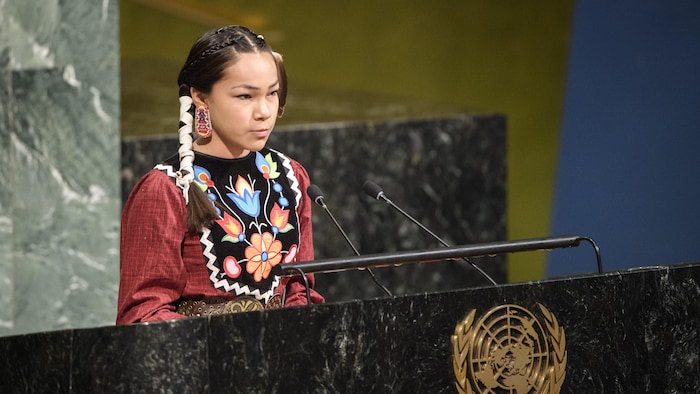 Une jeune Autochtone à la tribune de l'ONU.