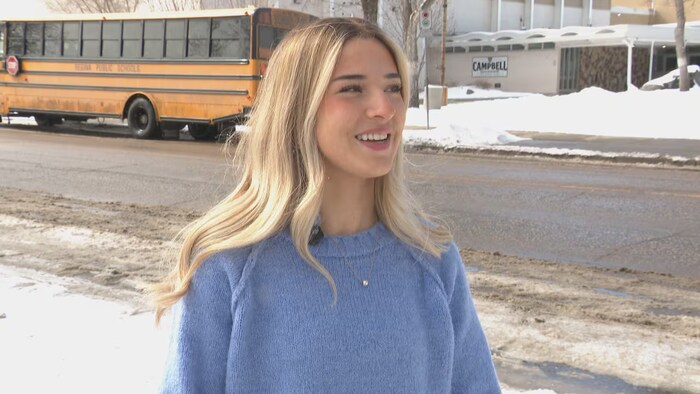 Une jeune fille souriante. 
