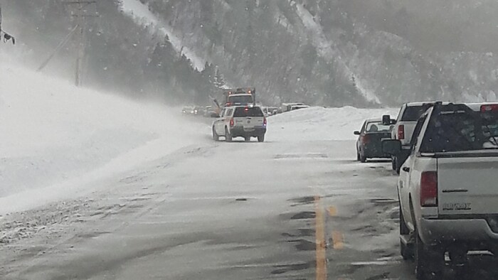 Une route bloquée par la neige.