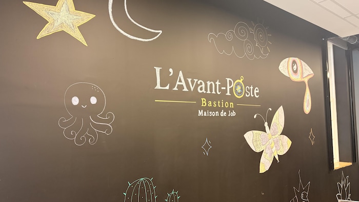 Sur le mur d'une salle, les mots L'Avant-Poste, Bastion et Maison de Job sont écrits au centre. Tout autour ont été dessiné une étoile, un quartier de lune, un oeil qui pleur, un nuage et un soleil, une pieuvre, un cactus. 