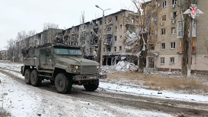 شاحنة عسكرية روسية في مدينة أفديفكا في شرق أوكرانيا التي سقطت بأيدي القوات الروسية قبل أيام.