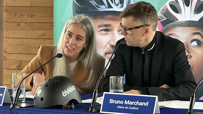 La présidente du RTC, Maude Mercier Larouche et le maire de Québec, Bruno Marchand. assis, en conférence de presse pour le service àVélo. 
