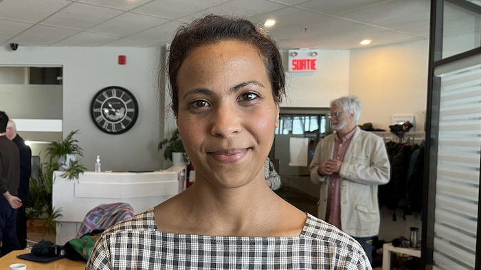 Citoyenne de Saint-Valérien, Noémie Bureau-Civil tient ses cheveux attachés et sourit à l'objectif.