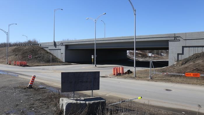 Un pont surplombe une intersection.