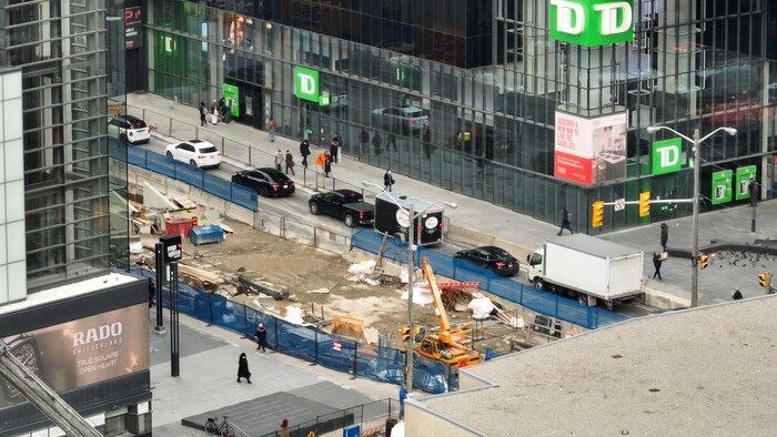 Le chantier de construction à l’intersection des rues Yonge et Eglinton à l’apogée des travaux du train léger Eglinton Crosstown. 