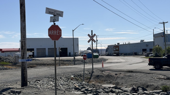 Une pancarte d'arrêt au dessus de laquelle on peut lire l'inscription des avenues Marcel Baril et Abitibi.