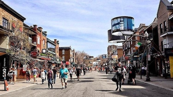 Des piétons sur l'avenue Cartier
