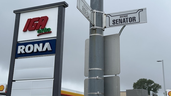 La pancarte de l'avenue Senator près du IGA extra et du Rona.