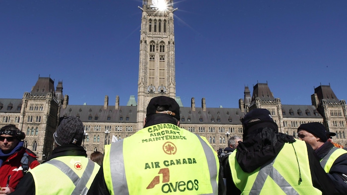 Les syndiqués d'Aveos sur la colline du Parlement à Ottawa en 2012.