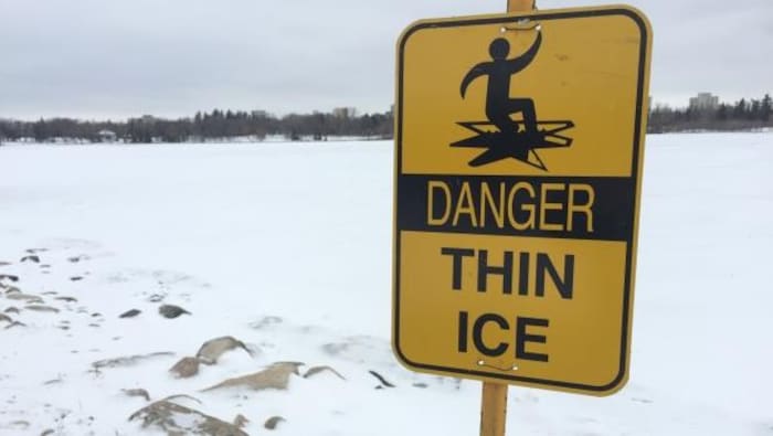 Une affiche d'avertissement de glace mince
