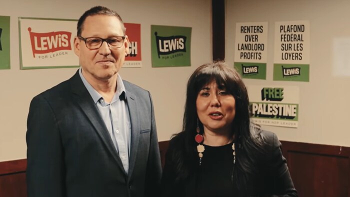 Leah Gazan et Avi Lewis côte à côte